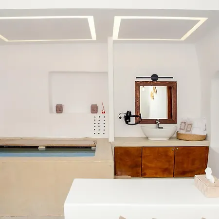 Santorini Rooftop Hot Tub With Panoramic Views Akrotírion
