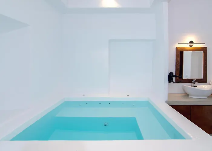 Santorini Rooftop Hot Tub With Panoramic Views Akrotírion